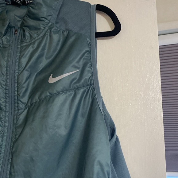 Men’s Large Nike Running Vest. Muted teal color and great condition! - Picture 5 of 10